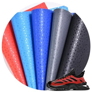 Sabates de tela de pell sintètica de pell sintètica en relleu PVC en relleu que fabriquen matèries primeres patró de triangle múltiple per a sabatilles
